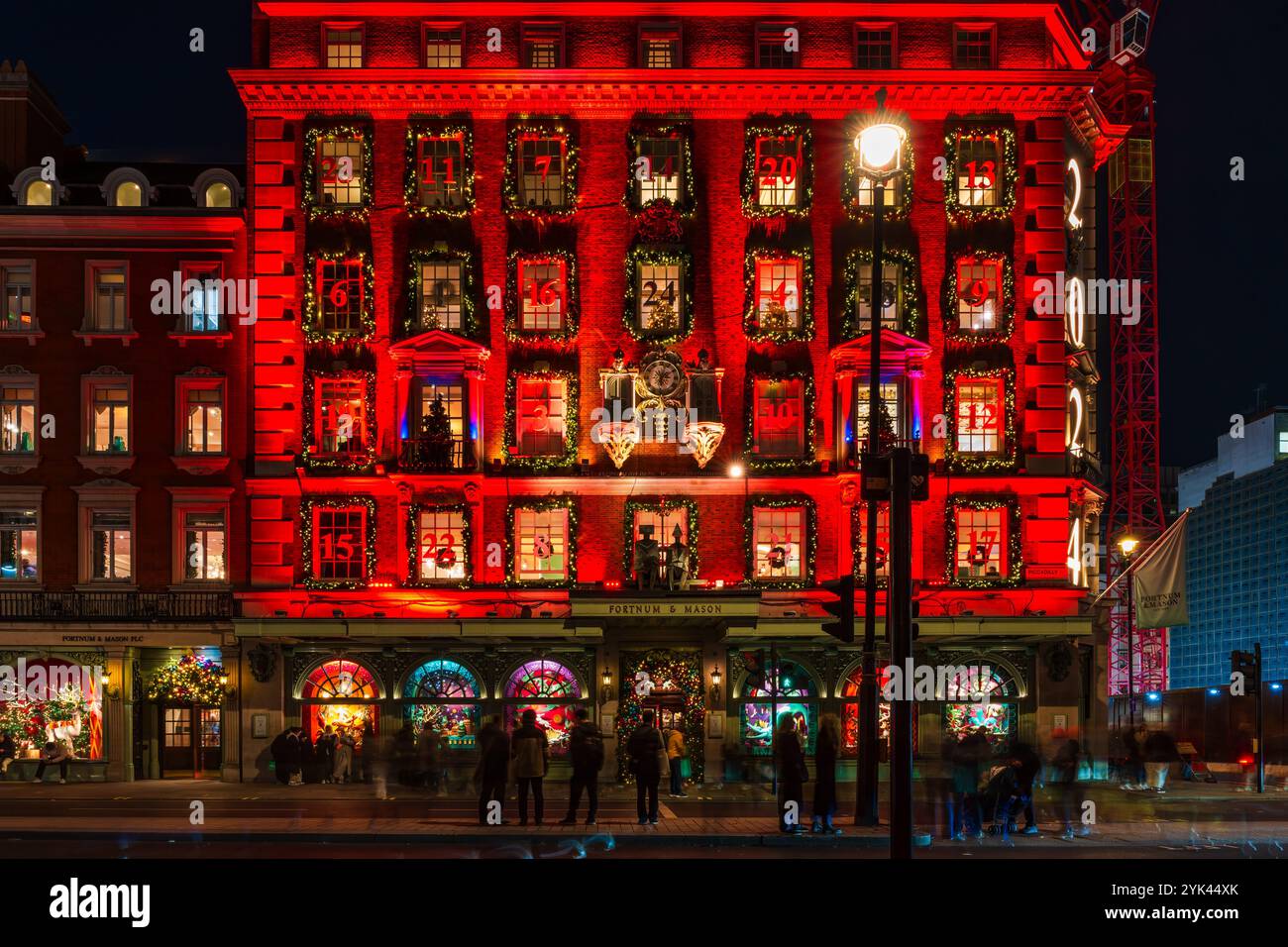 LONDON, Großbritannien - 15. NOVEMBER 2024: Fortnum and Mason ist weihnachtlich dekoriert. Gegründet 1707 von William Fortnum und Hugh Mason in Piccadilly London Stockfoto LONDON, Großbritannien - 15. NOVEMBER 2024: Fortnum and Mason ist weihnachtlich dekoriert. Gegründet 1707 von William Fortnum und Hugh Mason in Piccadilly London Stockfoto
