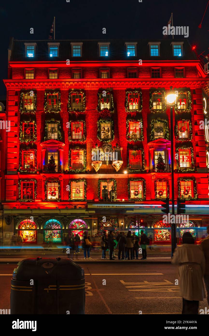 LONDON, Großbritannien - 15. NOVEMBER 2024: Fortnum and Mason ist weihnachtlich dekoriert. Gegründet 1707 von William Fortnum und Hugh Mason in Piccadilly London Stockfoto LONDON, Großbritannien - 15. NOVEMBER 2024: Fortnum and Mason ist weihnachtlich dekoriert. Gegründet 1707 von William Fortnum und Hugh Mason in Piccadilly London Stockfoto