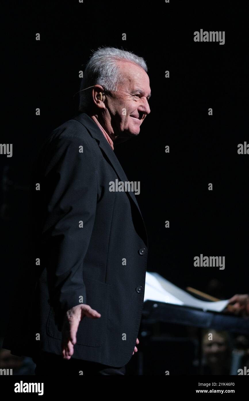 Der Singer-Songwriter Victor Manuel während seines letzten Konzerts seiner Symphonietournee am 16. November 2024 im Teatro Real in Madrid. Stockfoto