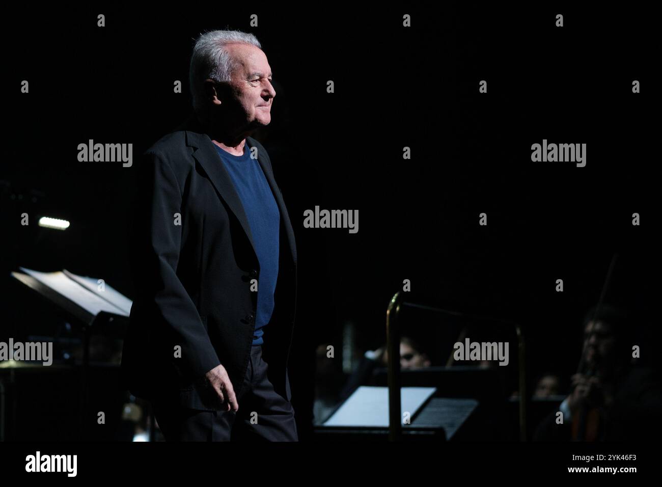 Der Singer-Songwriter Victor Manuel während seines letzten Konzerts seiner Symphonietournee am 16. November 2024 im Teatro Real in Madrid. Stockfoto