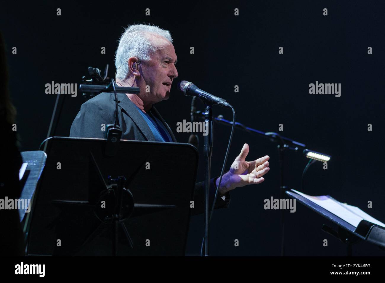 Der Singer-Songwriter Victor Manuel während seines letzten Konzerts seiner Symphonietournee am 16. November 2024 im Teatro Real in Madrid. Stockfoto