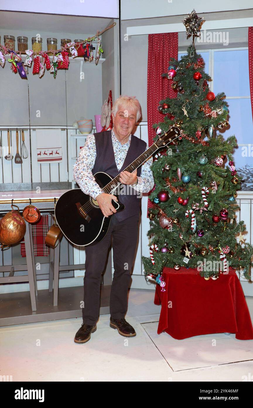 Rolf Zuckowski beim großen Weihnachtsbäckerei-Kindertag zu Gunsten des Hamburger SOS-Kinderdorfs im Schmidts Tivoli. Hamburg, 16.11.2024 *** Rolf Zuckowski beim großen Weihnachtsbäckerei-Kindertag zu Hilfe des Hamburger SOS Kinderdorfes Schmidts Tivoli Hamburg, 16 11 2024 Foto:xgbrcix/xFuturexImagex weihnachstbaeckerei 4114 Stockfoto