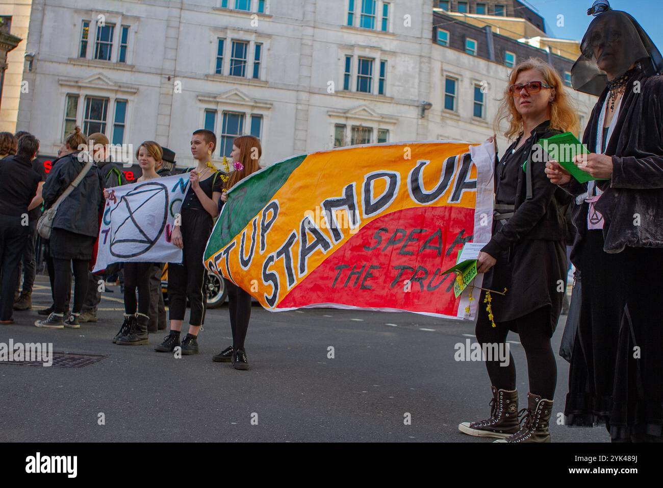 Righton, Großbritannien, 24. März 2019. Demonstranten marschieren durch das Zentrum der Stadt Brighton und halten eine Beerdigungsprozession für das Leben auf Erden ab. Die Veranstaltung wurde von der Brighton-Niederlassung der Extinction Rebellion organisiert, einer nationalen Bewegung, die den Klimawandel bekämpft und das Bewusstsein für das Artensterben durch den Anstieg der Erdtemperatur schärft. Die Gruppe ist der Ansicht, dass der Klimawandel eine beispiellose globale Notlage ist, die angegangen werden muss, bevor er zu spät wird. Während der Prozession wurde ein Sarg getragen, um an die tödlichen Auswirkungen des Klimawandels auf die Wildtiere zu erinnern. Die 11 Mour Stockfoto