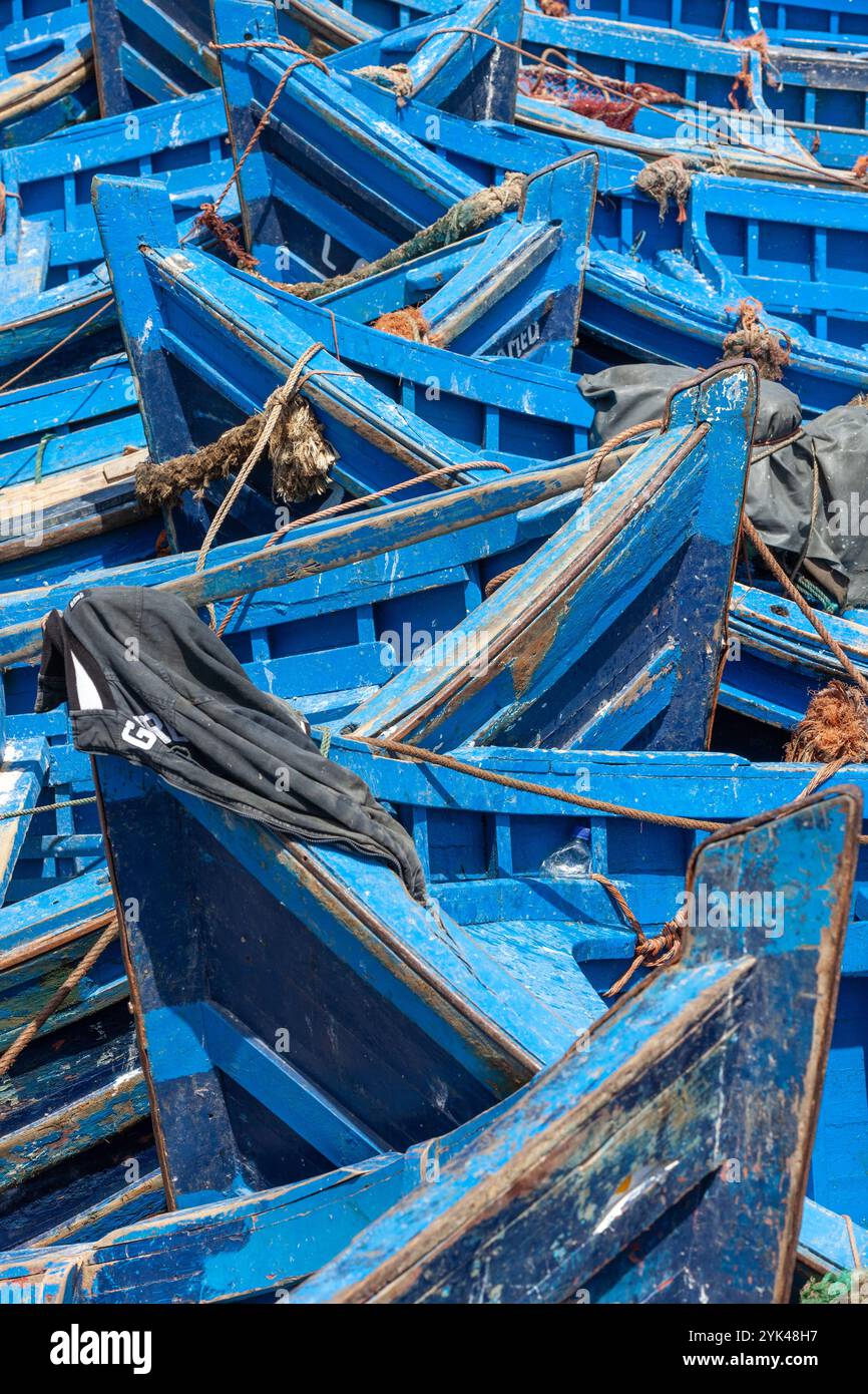 Nestung der Bögen hölzerner Fischerboote, in intensivem Blau gemalt Stockfoto