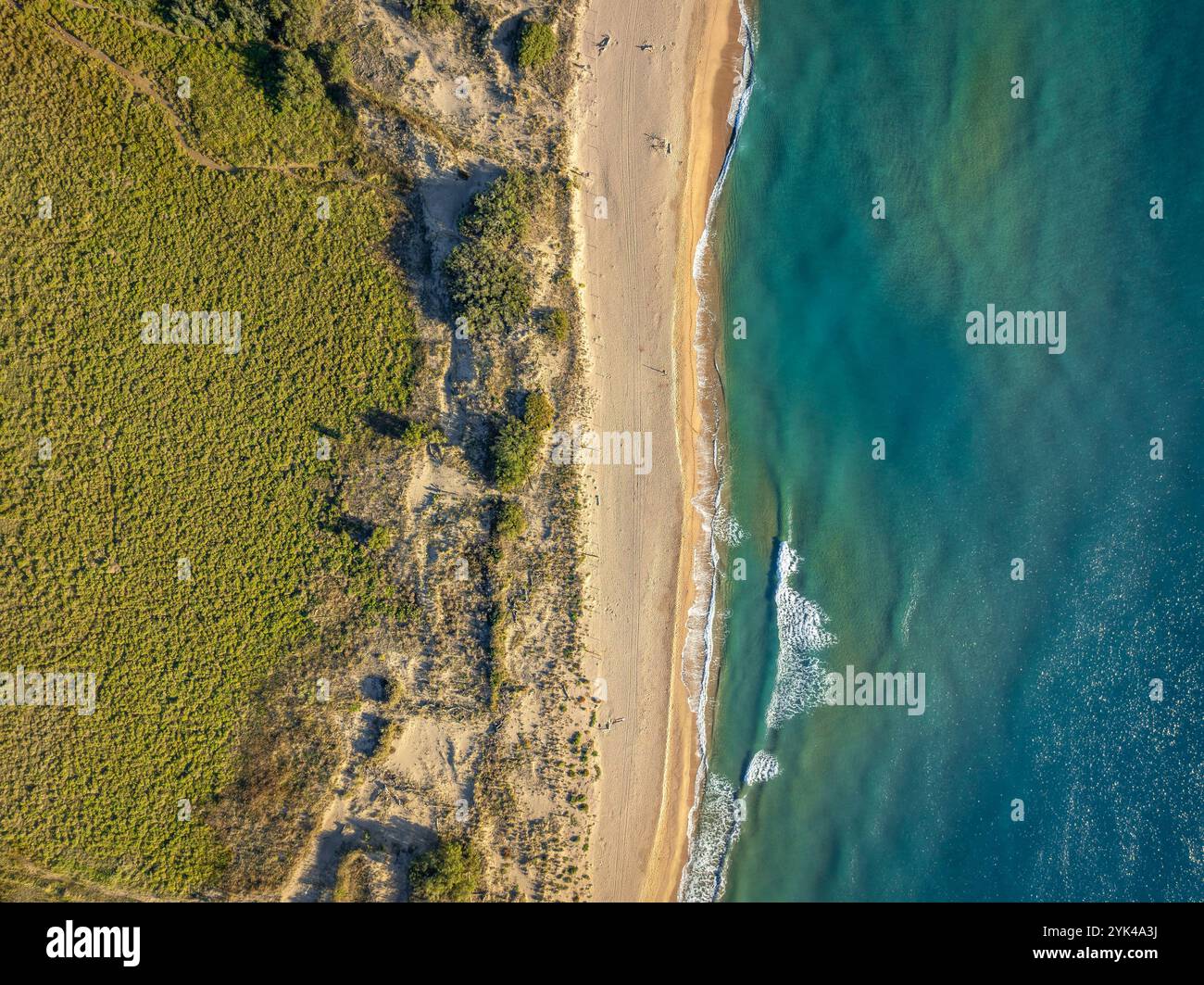 Blick aus der Vogelperspektive auf den Strand L'Estartit, an der Mündung des Flusses Ter (Baix Empordà, Girona, Katalonien, Spanien) ESP: Vista aérea de la playa de L'Estartit Stockfoto