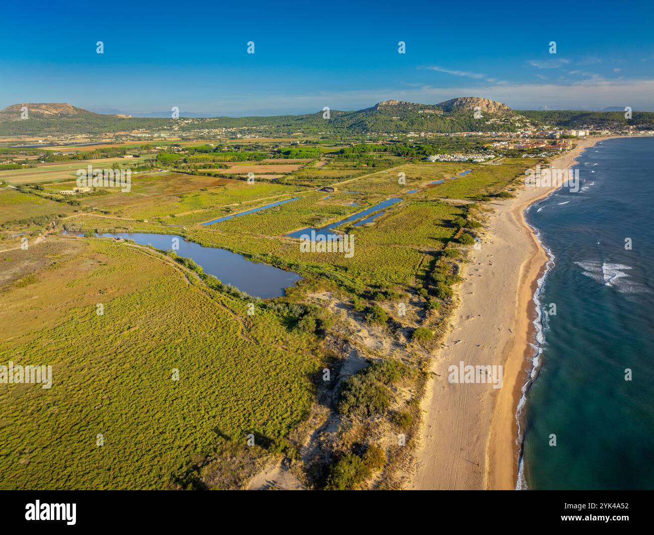 Blick aus der Vogelperspektive auf den Strand und die Stadt L'Estartit und die Feuchtgebiete Baix Ter an der Costa Brava (Baix Empordà, Girona, Katalonien, Spanien) Stockfoto