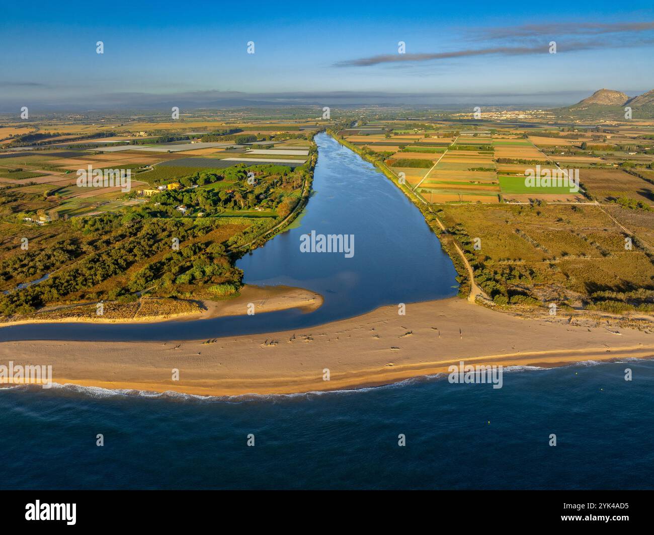 Aus der Vogelperspektive auf die Gola del Ter, die Mündung des Flusses Ter an einem Strand an der Costa Brava in der Empordà (Baix Empordà, Girona, Katalonien Spanien) Stockfoto