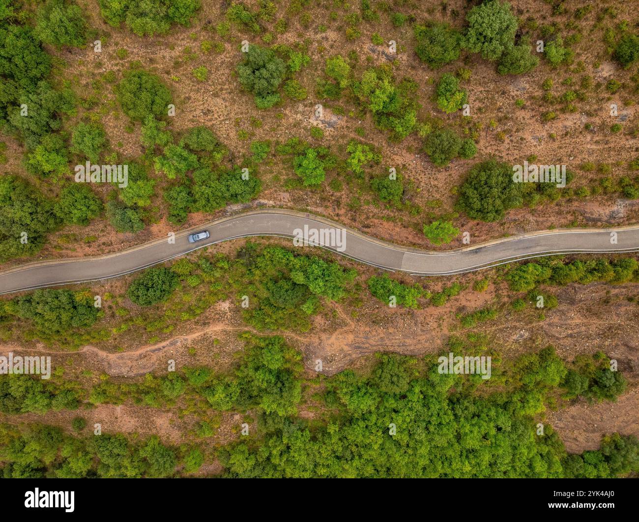 Luftaufnahme der Straße zwischen La Pobleta de Bellvei, im Tal Vall Fosca, in Richtung Montcortès und Gerri de la Sal (Pallars Jussà, Lleida, Spanien) Stockfoto