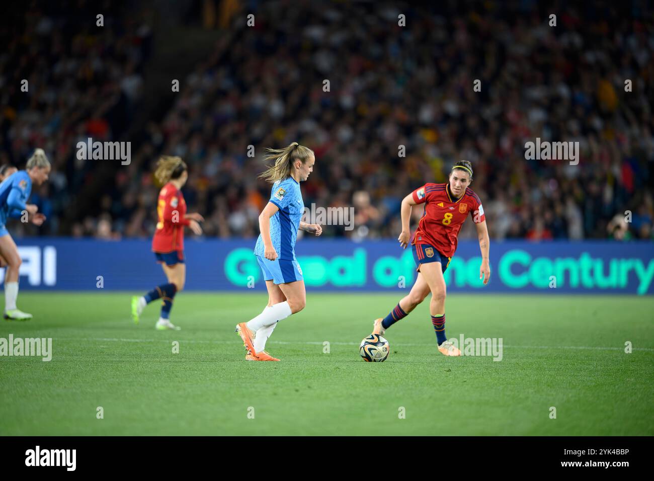 Im Finale der FIFA Frauen-Weltmeisterschaft 2023 tritt die Engländerin Georgia Stanway (links) gegen die Spanierin Mariona Caldentey (rechts) an Stockfoto