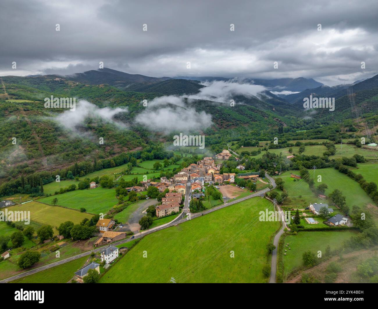 Aus der Vogelperspektive des Dorfes La Pobleta de Bellvei, im Tal des Vall Fosca, zwischen Wolken und Nebel (Pallars Jussà Lleida Catalonia Spanien, Pyrenäen) Stockfoto