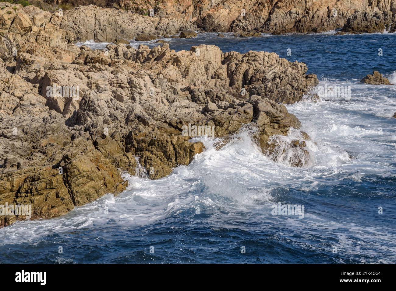 Steile Felsen der Costa Brava auf dem Küstenweg S'Agaró (Baix Empordà, Girona, Katalonien, Spanien) ESP: Rocas escarpadas de la Costa Brava en S'Agaró Stockfoto