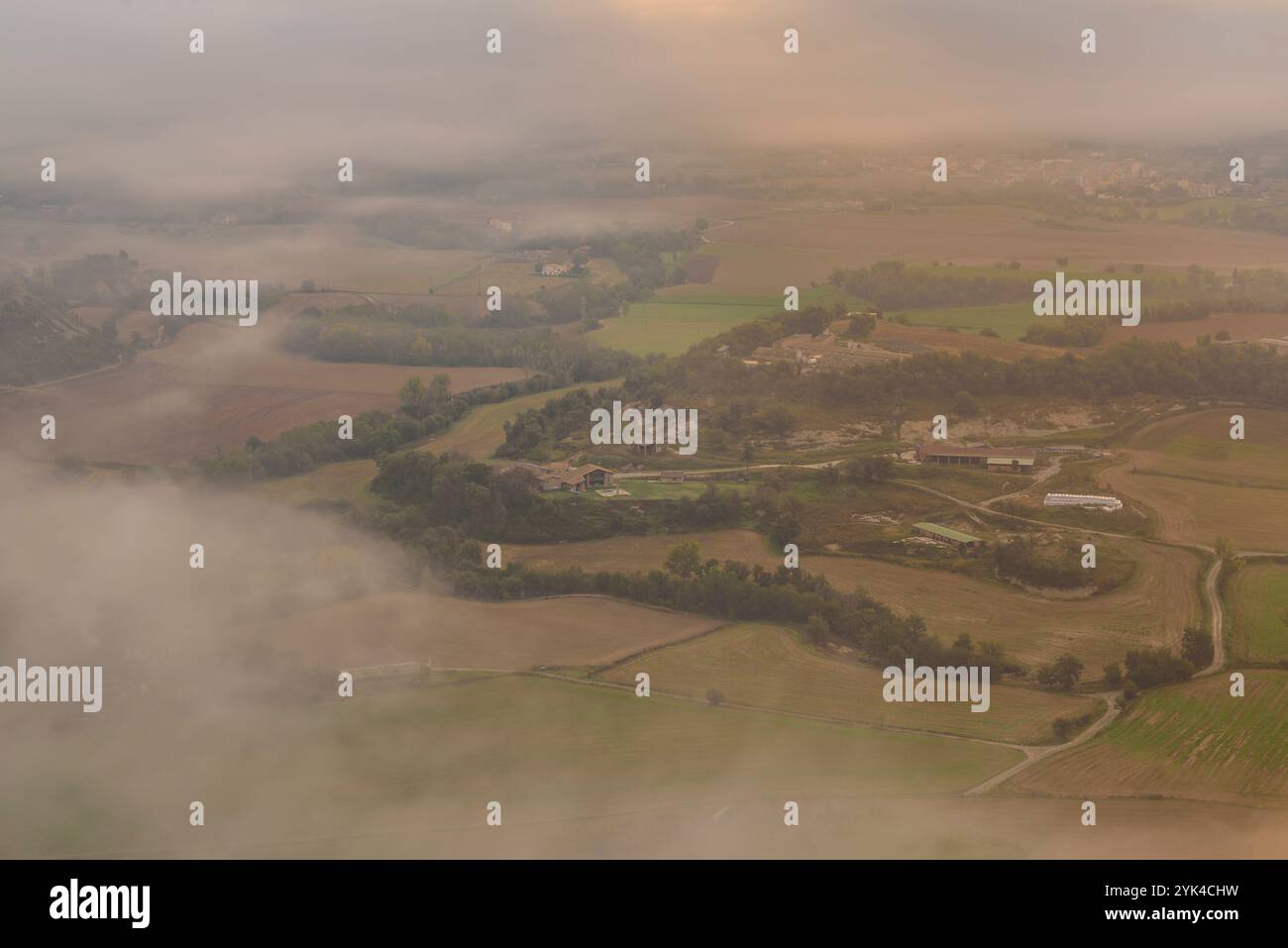 Blick auf die Plana de Vic von der Eremitage von Sant Sebastià (Vic) bei Sonnenaufgang mit Nebel (Osona, Barcelona, ​​Catalonia, Spanien) Stockfoto