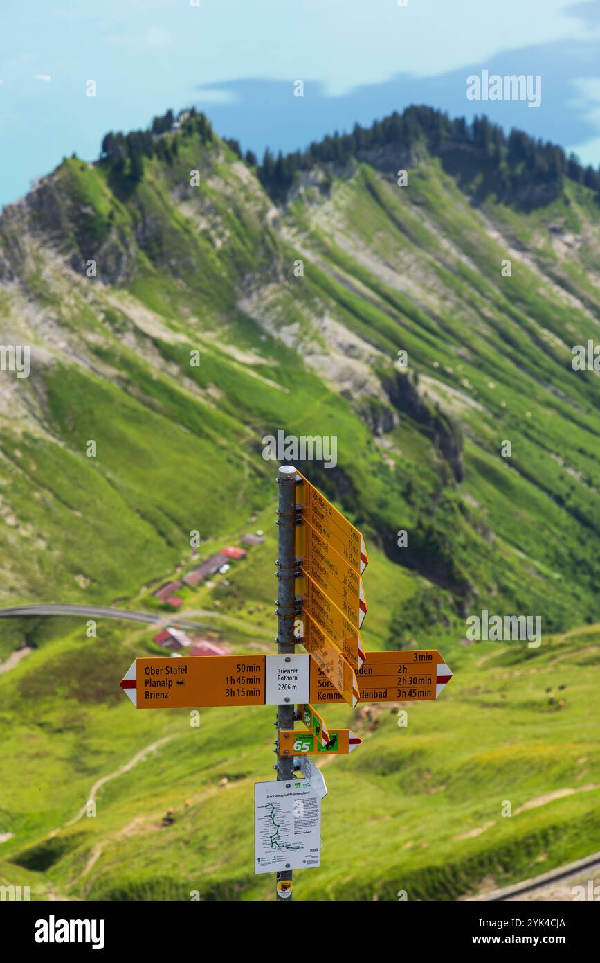 Wegweiser am Brienzer Rothorn, Brienz, Schweiz Stockfoto