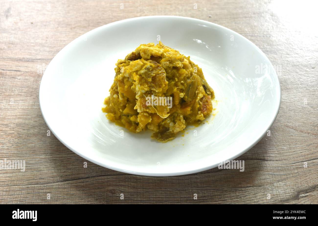 Gebratenen Kürbis mit Ei auf dem Teller mischen Stockfoto