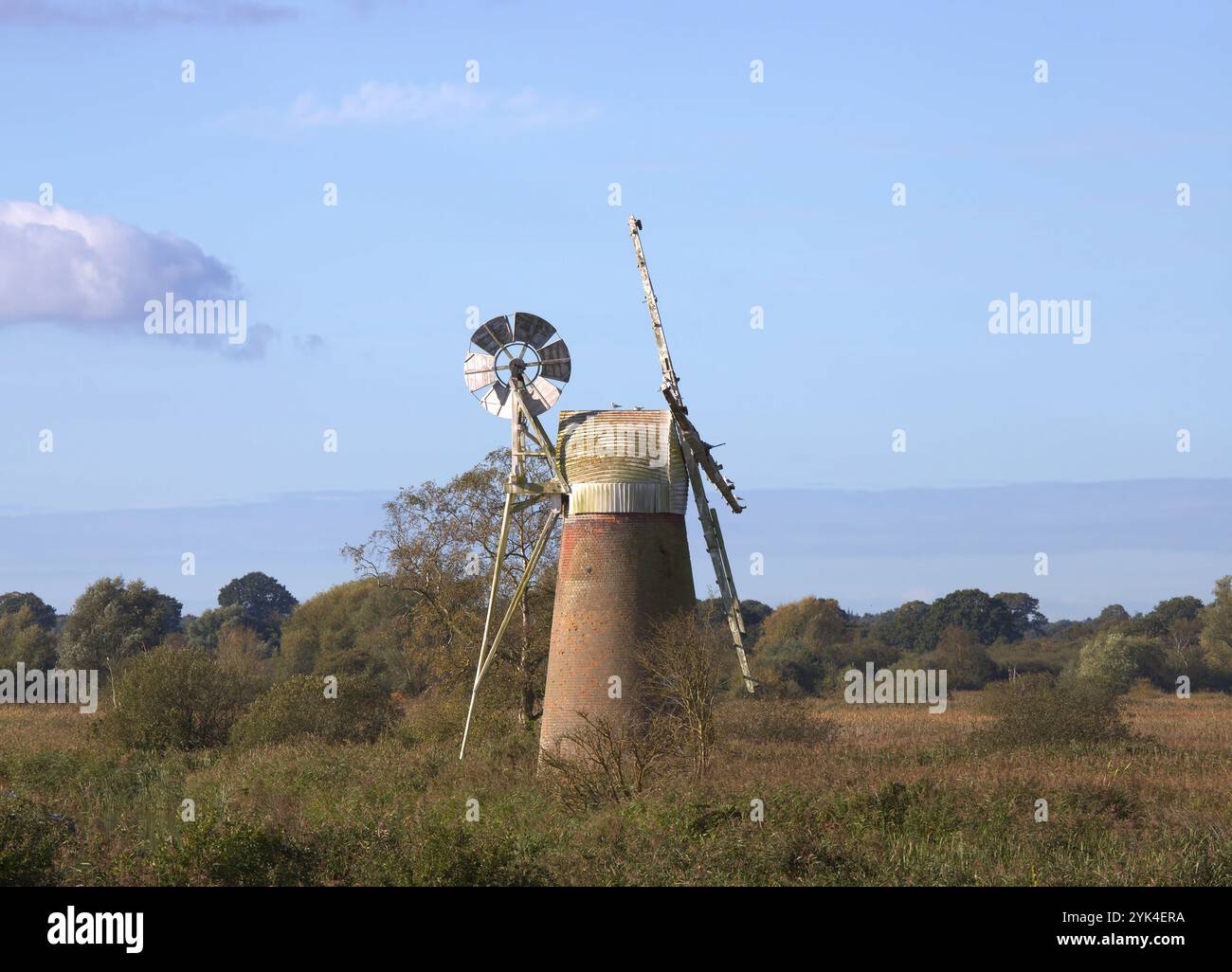 Blick auf die Turf Fen Drainage Mill am Fluss Ant auf den Norfolk Broads von How Hill, Ludham, Norfolk, England, Großbritannien. Stockfoto