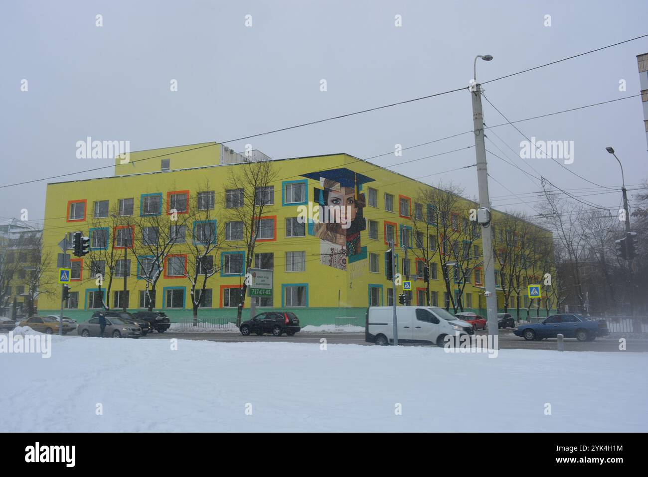 Schönes Winterwetter, gelbes Universitätsgebäude in der Stadt Dnepropetrovsk, Dnipro, Land Ukraine. Stockfoto