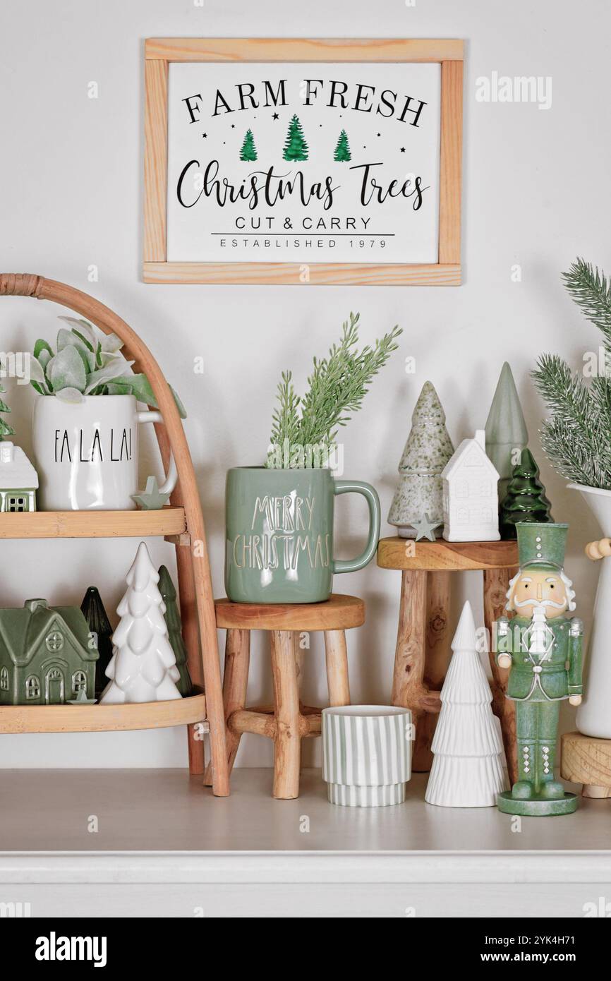 Schönes Bauernhaus oder Boho-Stil Weihnachtsdekoration mit trendigen weißen und mintgrünen Farben Stockfoto
