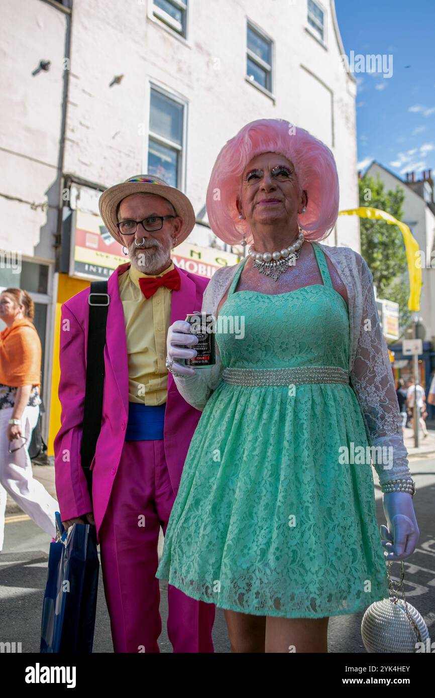 Die Pride Village Party in Brighton Kemptown ist ein zweitägiges Festgelände in Brighton, das Teil der Pride-Veranstaltung in Brighton und Hove ist. Die Pride Village Party ist nicht nur eine Ergänzung zu den Pride Feiern der Stadt, sondern auch eine Spendenaktion Stockfoto