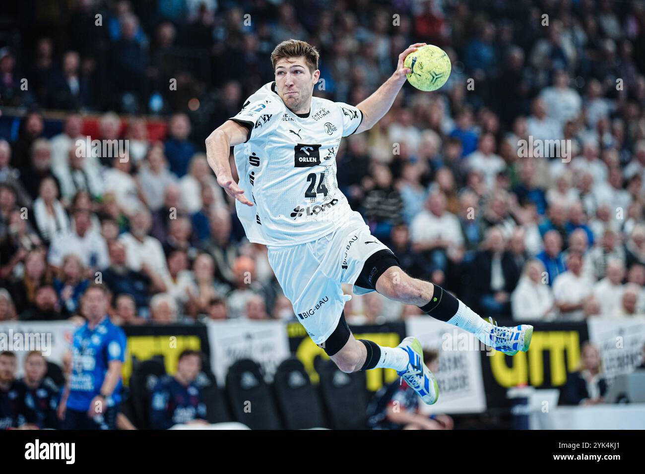 Wurf/Tor Lukas Zerbe (THW Kiel, #24) GER, THW Kiel vs. SG Flensburg-Handewitt, Handball, Bundesliga, Spieltag, 10, Saison 2024/2025, 17.11.2024 Foto: Eibner-Pressefoto/Marcel von Fehrn Stockfoto