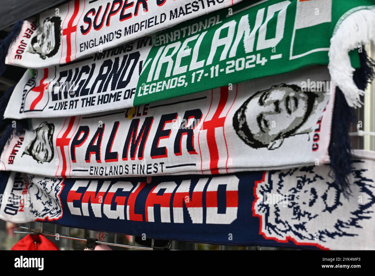 Schals am Merchandise-Stand vor der UEFA Nations League 2024/5, Liga B, Spiel der Gruppe B2 zwischen England und der Republik Irland im Wembley Stadium, London am Sonntag, den 17. November 2024. (Foto: Kevin Hodgson | MI News) Credit: MI News & Sport /Alamy Live News Stockfoto