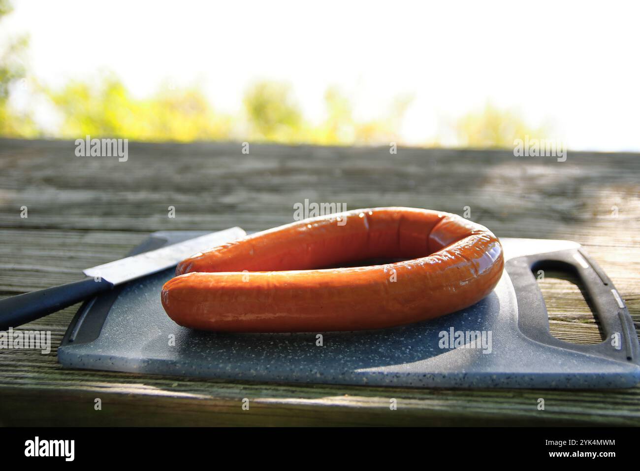 Zubereitung Von Räucherwurst Für Offene Feuerfolienpackungen Stockfoto