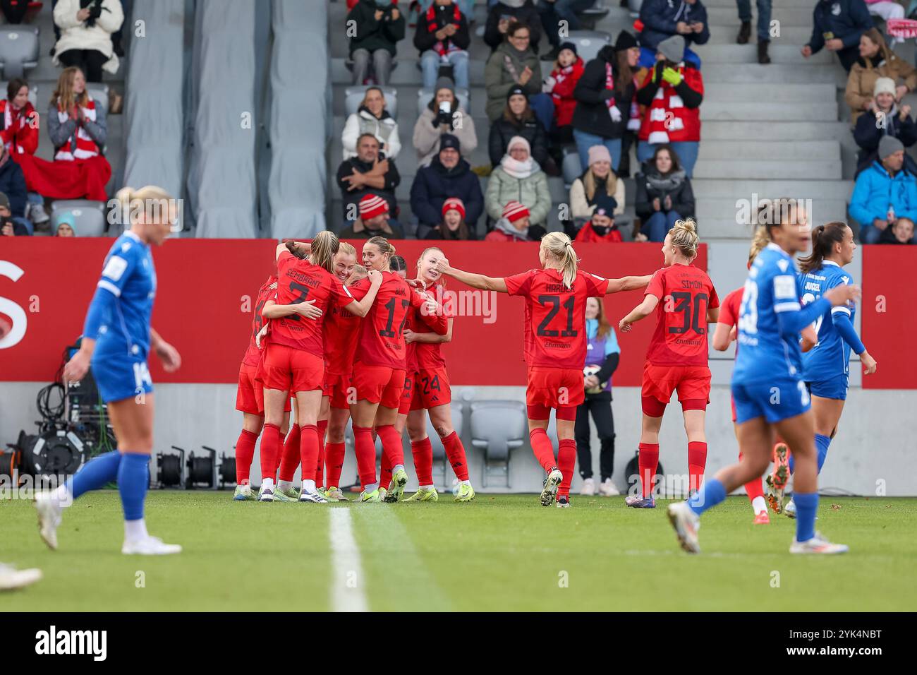 Torjubel zum Tor zum 1:0 durch Glodis Perla Viggosdottir (FC Bayern München, 04), FC Bayern München gegen Carl Zeiss Jena, Fussball, Google Pixel Frauen-Bundesliga, 10. Spieltag, Saison 2024/2025, 17.11.2024, DFB-VORSCHRIFTEN VERBIETEN JEDE VERWENDUNG VON FOTOGRAFIEN ALS BILDSEQUENZEN UND/ODER QUASI-VIDEO, Foto: Eibner-Pressefoto/Jenni Maul Stockfoto