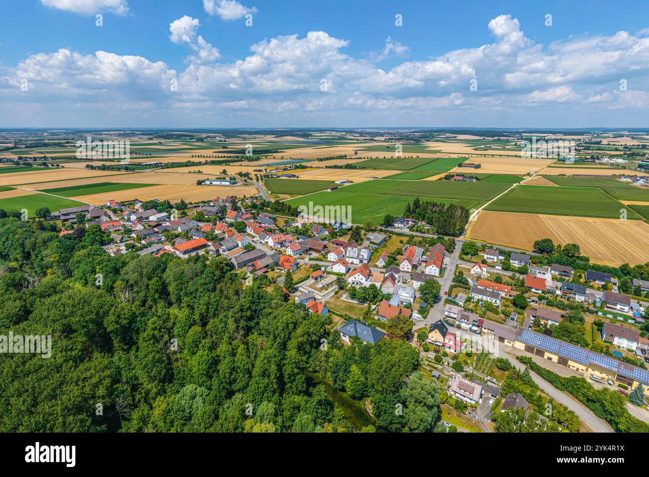 Luftaufnahme des Lauinger Stadtteils Faimingen und der Donauried in Bayerisch-Schwaben rund um das Donaufeuer Stockfoto