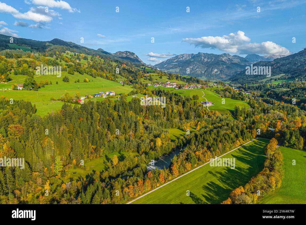 Herbstlicher Blick auf das Ostrachtal bei Sonthofen im Oberallgäu Stockfoto