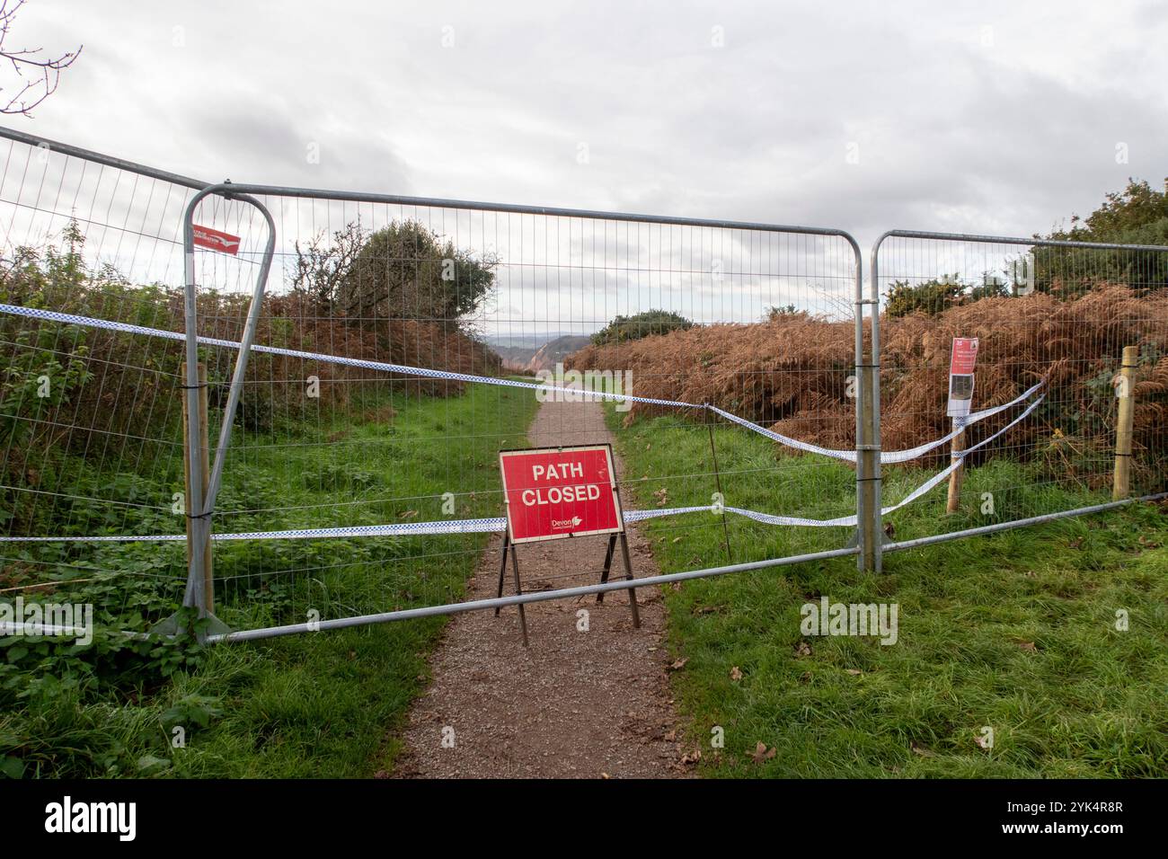 Der South West Coastal Path wurde am Salcombe Hill, oberhalb von Sidmouth, nach einem massiven Felssturz geschlossen. Stockfoto