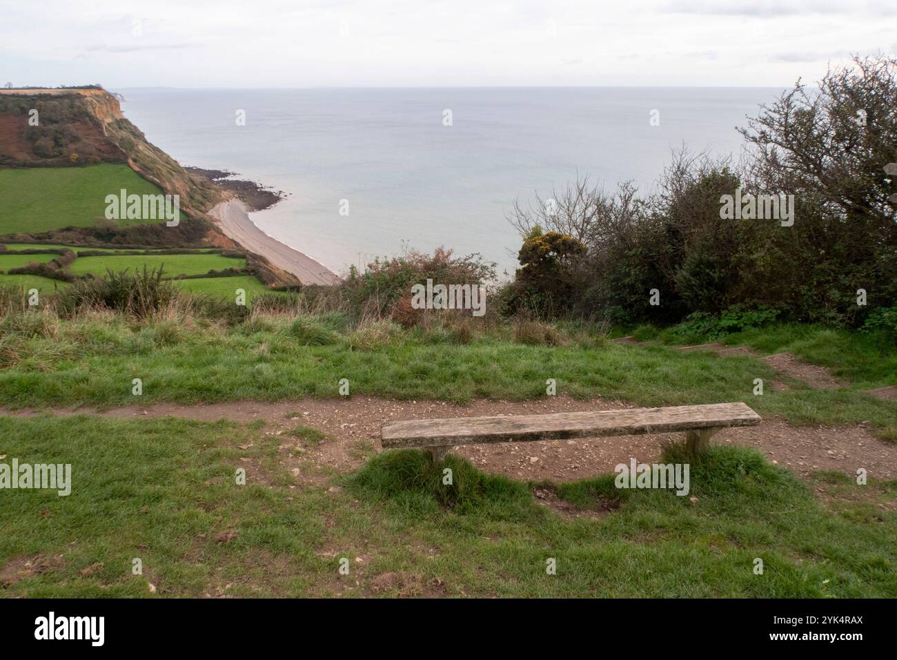 Der South West Coastal Path auf dem Salcombe Hill, Salcombe Regis, Nr Sidmouth, mit Blick auf den Salcombe Mouth Stockfoto