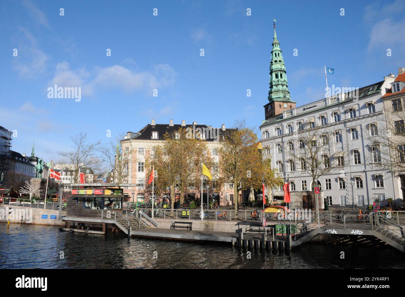 Kopenhagen/Dänemark/17. Nov.2024/Blick auf den holmen-Kanal wartet auf eine ih-Bustour und andere Schauspielereien in kopenhagen. (Foto. Francis Joseph Dean/Dean Pictures) (nicht für kommerzielle Zwecke) Stockfoto