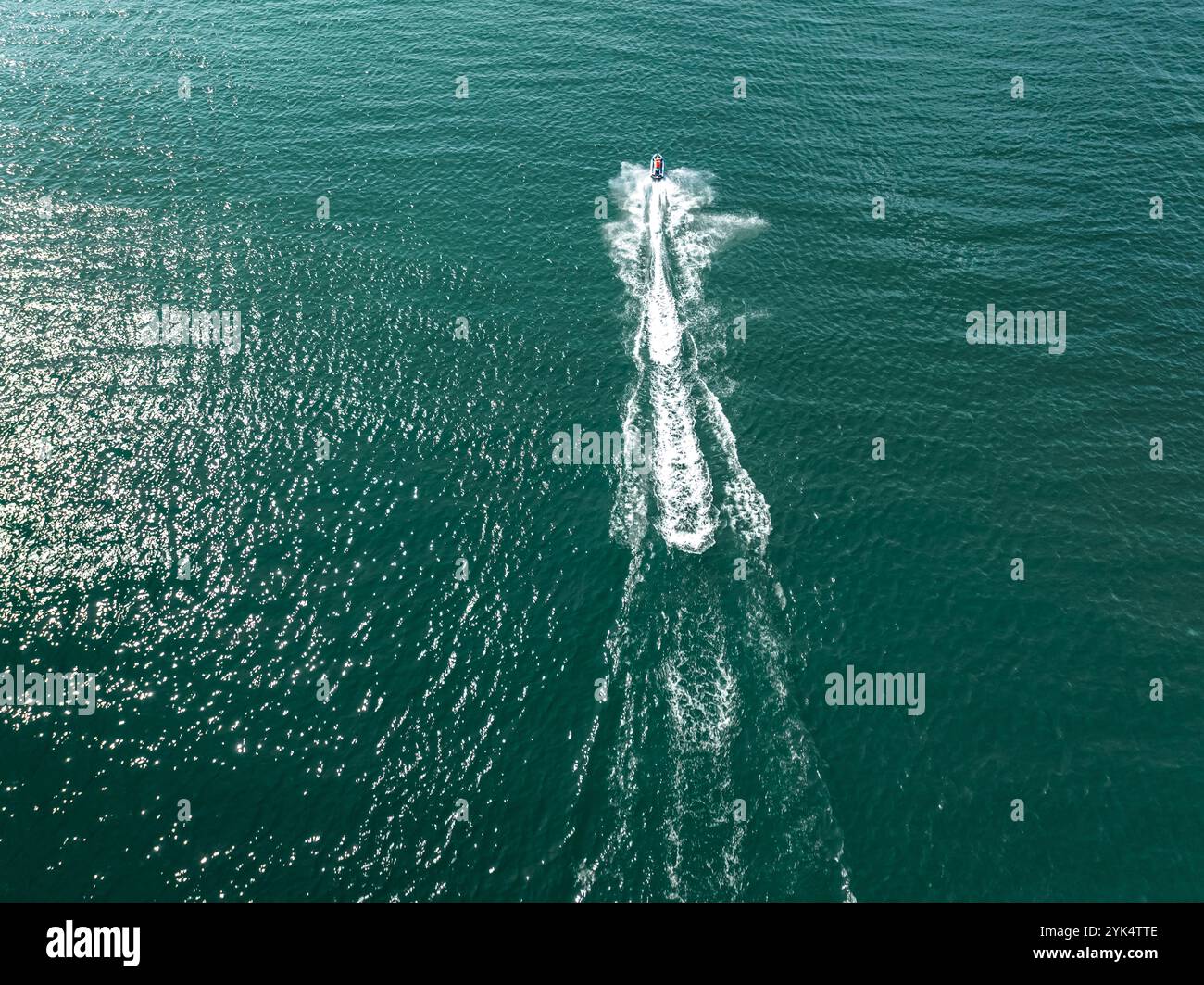 Jetski, der geradeaus in der Ostsee schwimmt. Erholung an der Ostsee. Tourismus in Polen. Stockfoto