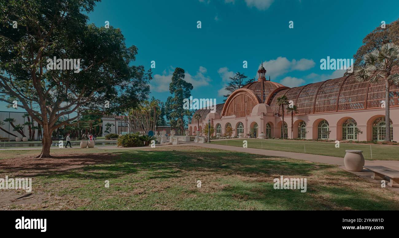 Das Botanical Building ist ein historisches Gebäude in Balboa Park, San Diego, Kalifornien, USA. Es ist nach wie vor eine der größten Latthenstrukturen der Welt. Stockfoto