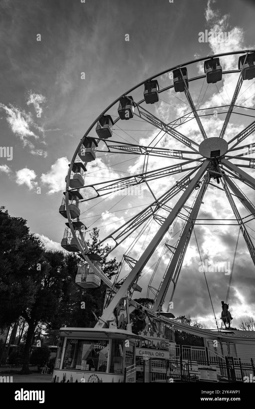 Siena, Italien - 7. April 2022: Riesenrad gegen den bewölkten Himmel in Siena, Toskana, Italien. Stockfoto