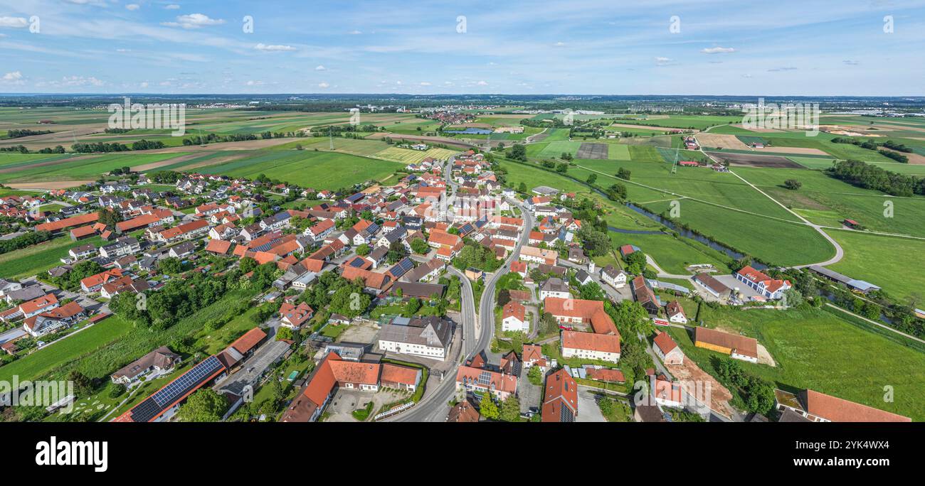 Die ländliche Gemeinde Gablingen in Schwaben am Rande des Naturparks Ausgburg - Westwälder von oben Stockfoto