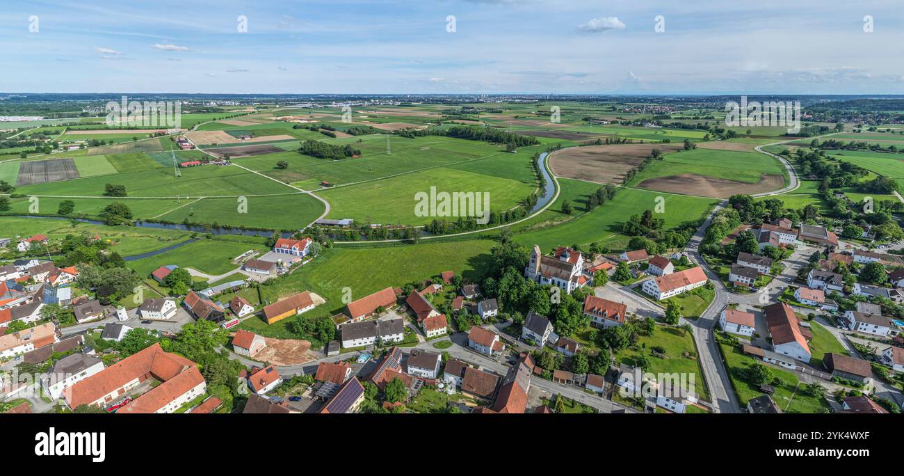 Die ländliche Gemeinde Gablingen in Schwaben am Rande des Naturparks Ausgburg - Westwälder von oben Stockfoto