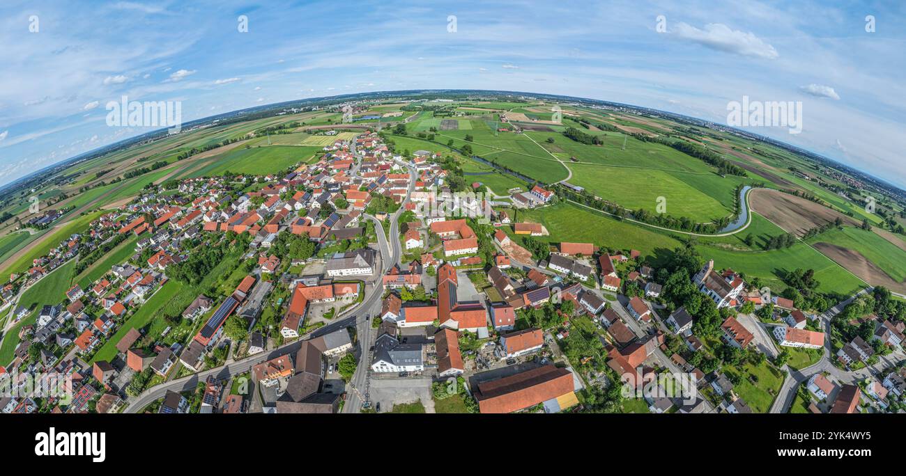 Die ländliche Gemeinde Gablingen in Schwaben am Rande des Naturparks Ausgburg - Westwälder von oben Stockfoto