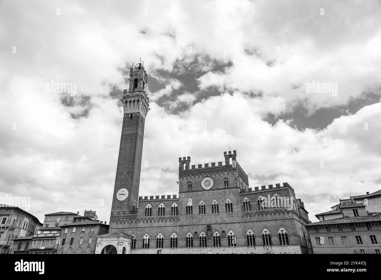 Der Palazzo Pubblico, Rathaus, ist ein Palast an der Piazza del Campo, dem zentralen Platz von Siena, Toskana, Italien. Stockfoto