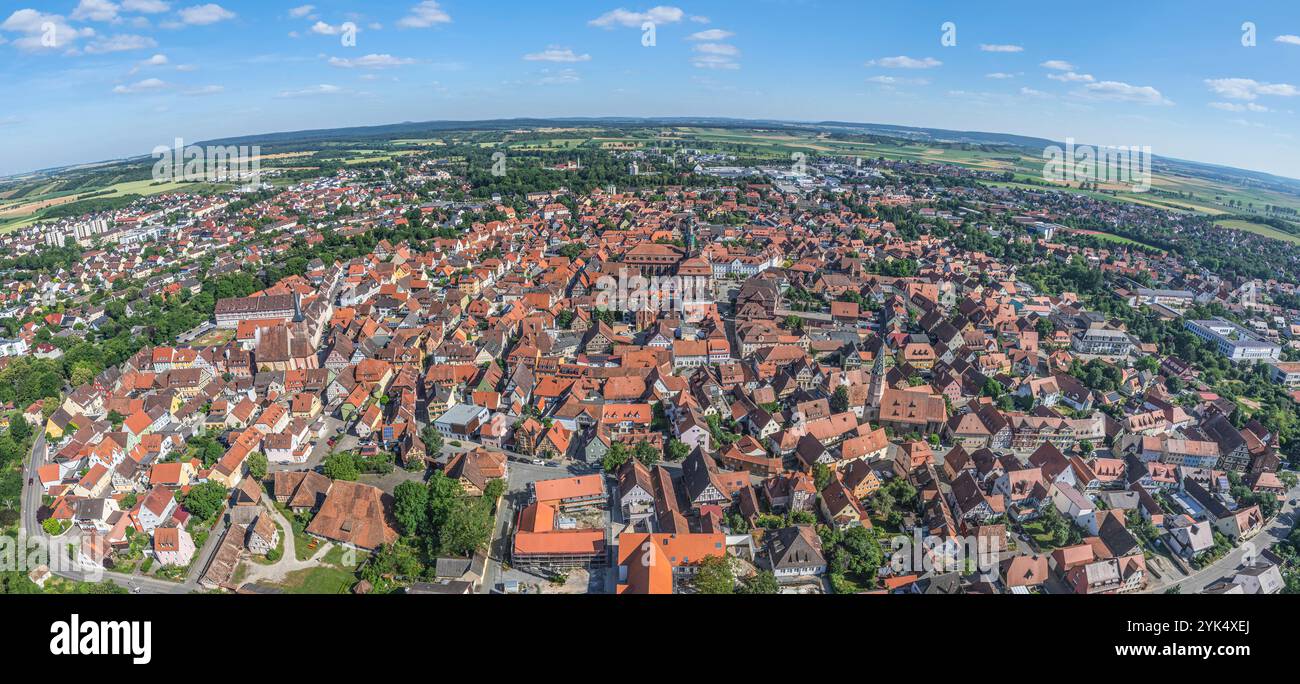 Aus der Vogelperspektive auf die mittelfränkische Stadt Bad Windsheim an der Aisch am Rande des Naturparks Steigerwald Stockfoto