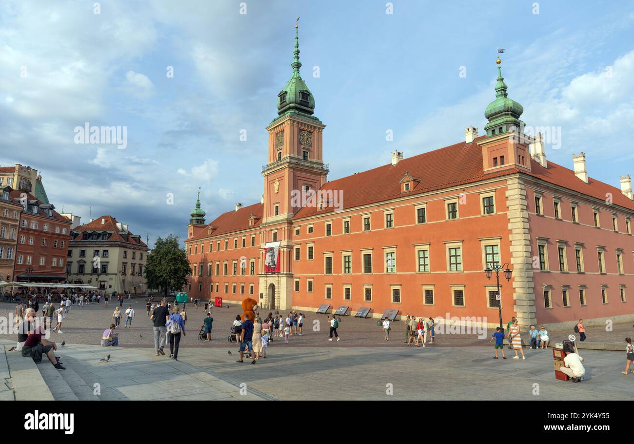 WARSCHAU, POLEN - 26. AUGUST 2024: Der Schlossplatz in Warschau. Der Burgplatz ist ein historischer Platz vor dem Königlichen Schloss. Stockfoto