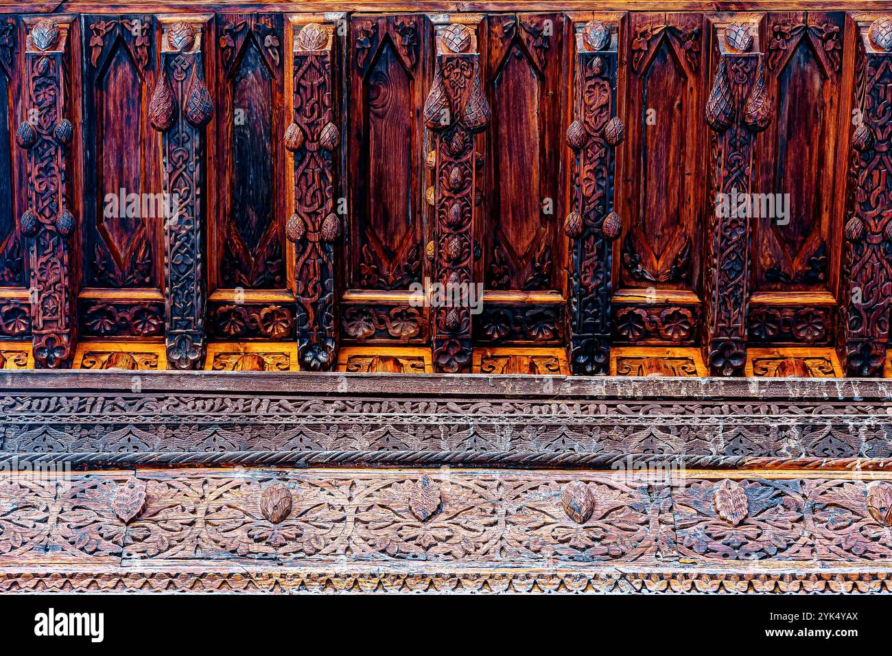 Holzarbeiten in einer komplizierten dekorativen Struktur im Innenhof des Palastes. Stockfoto