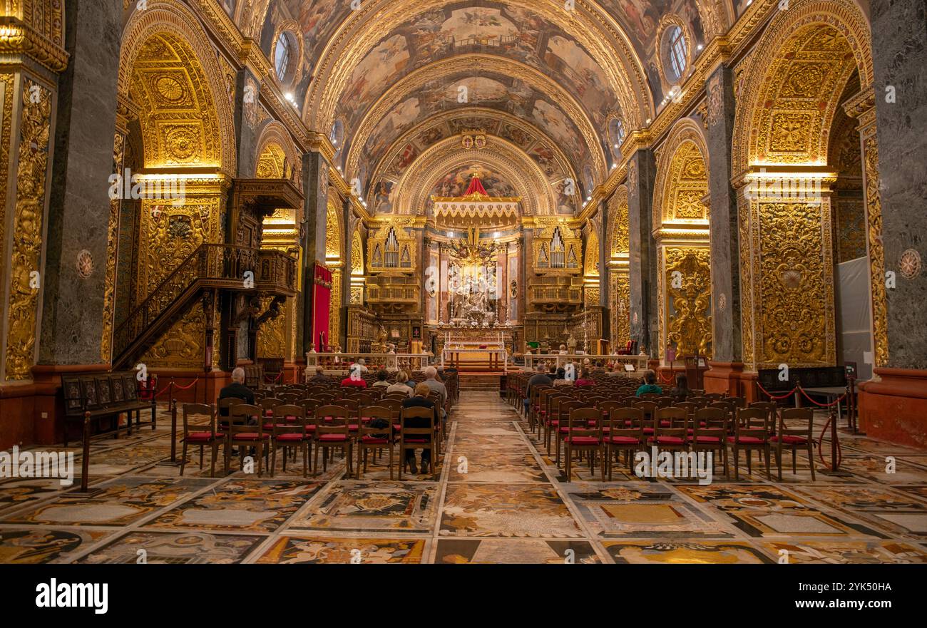 VALETTA, MALTA - 14. APRIL 2024: Innere der St. John's Cathedral, Valetta. Die St. John's Co-Cathedral ist dem Heiligen Johannes dem Täufer gewidmet. Stockfoto