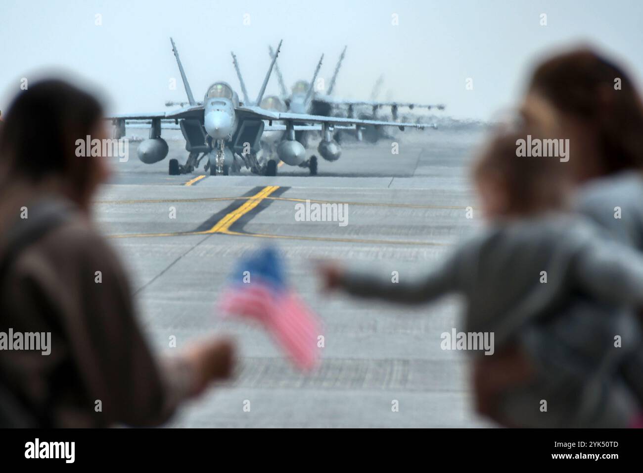 Iwakuni, Japan. November 2024. Familien warten am Sonntag, den 17. November 2024, auf die Ankunft ihres Piloten an der Marine Corps Air Station Iwakuni in Iwakuni, Präfektur Yamaguchi, Japan. Foto: Keizo Mori/UPI Credit: UPI/Alamy Live News Stockfoto