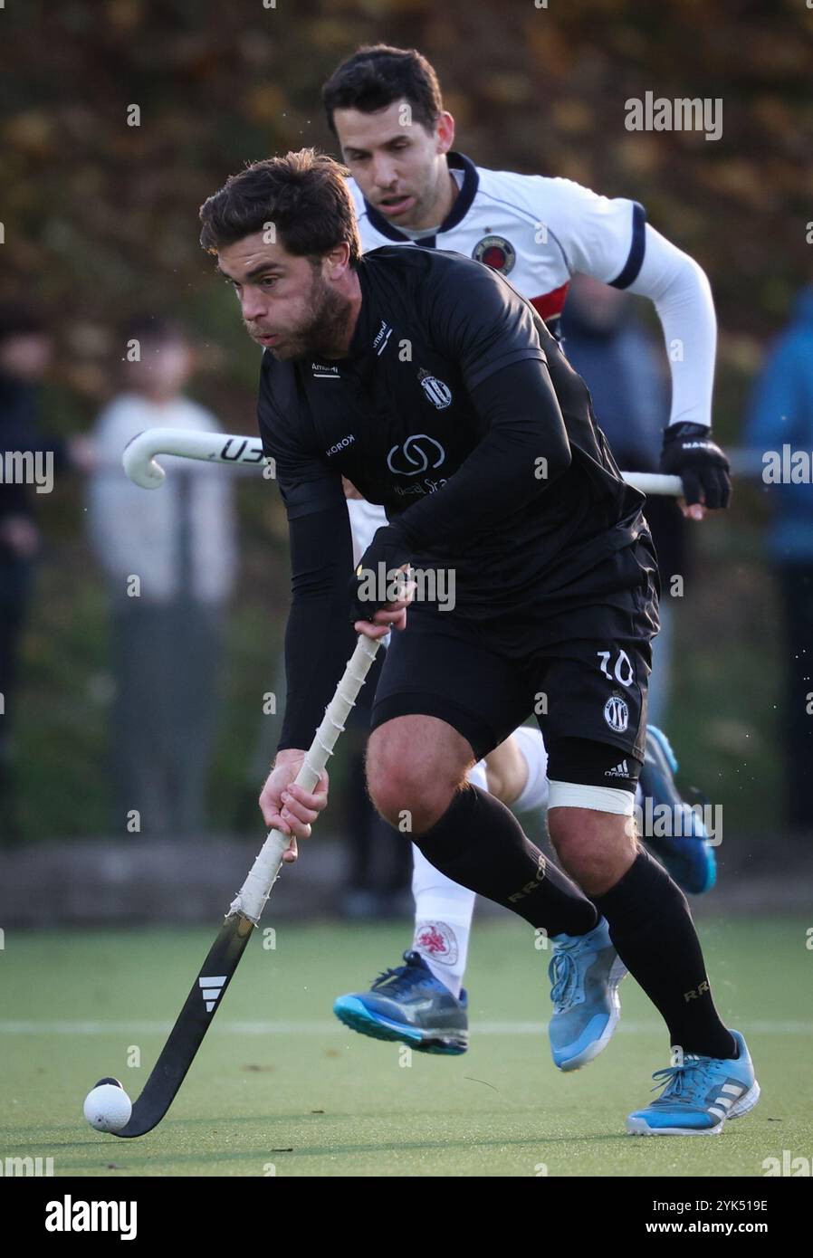 Brüssel, Belgien November 2024. Cedric Charlier und Dragons Nicolas Nico Della Torre kämpfen um den Ball während eines Hockeyspiels zwischen Royal Racing Club und KHC Dragons am Sonntag, den 17. November 2024 in Brüssel, am 12. Tag der belgischen Hockeymeisterschaft in der ersten Liga. BELGA PHOTO VIRGINIE LEFOUR Credit: Belga News Agency/Alamy Live News Stockfoto