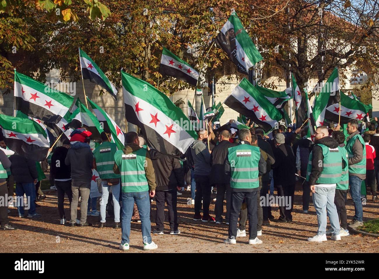 09.11.2024, Stuttgart, Baden-Württemberg, GER - Menschen demonstrieren gegen die syrische Regierung. Aktivisten, Alltag, Aufmarsch, Aufmerksamkeit erregen, aussen, Aussenaufnahme, Baden-Württemberg, Demo, Demokratie, Demonstranten, Demonstration, deutsch, Deutschland, Europa, europaeisch, gemeinsam, Gesellschaft, Gruppe, Jahreszeit, Kritik, Kritiker, Landesfahnen, Landesflaggen, Menschen, Menschenmenge, Nationalfahnen, Nationalflaggen, Personen, Protest, protestieren, QF, Querformat, Stadt, Straße, Strassenszene, Stuttgart, Syrer, Syrien-Konflikt, Syrien-Konflikt, Westeuropa, zusammen 24110 Stockfoto