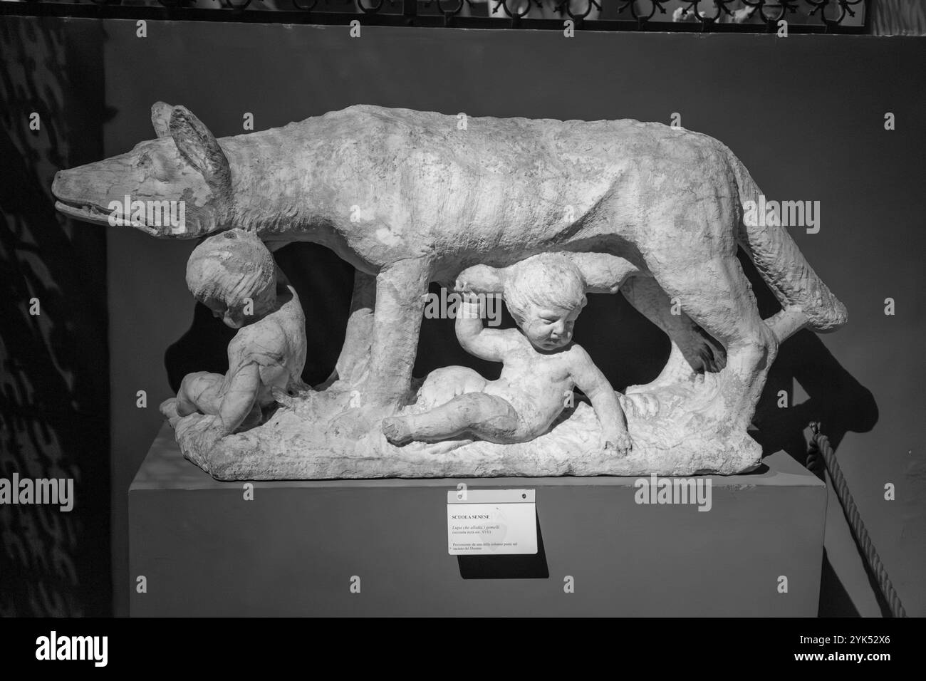 Siena, Italien - 7. April 2022: Die Kapitolinische Wolfsskulptur, die eine Szene aus der Legende der Gründung Roms darstellt. Stockfoto