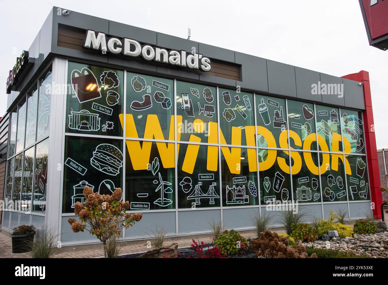 Windsor-Schild im Fenster von McDonald's an der Dougall Avenue in Windsor, Ontario, Kanada Stockfoto