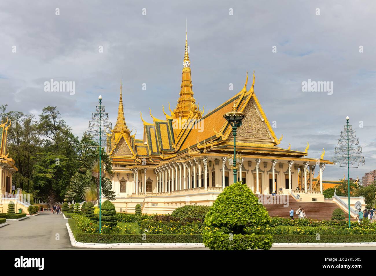 Stupas, Tempel und Paläste befinden sich auf dem Gelände des Königlichen Palastes in Phonm Pehn. Zusammen mit der Silberpagode, dem Wohnort der Könige. Stockfoto