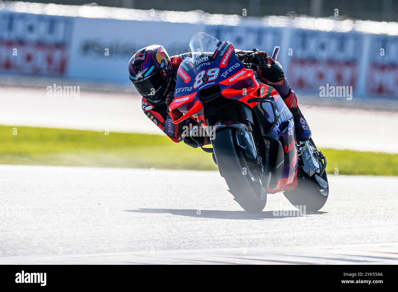 Circuit de Barcelona, Barcelona, Katalonien, Spanien. November 2024. 2024 MotoGP Motul Solidarity Grand Prix von Barcelona, Renntag; Jorge Martin vom Prima Pramac Racing während des MotoGP Rennens Credit: Action Plus Sports/Alamy Live News Stockfoto