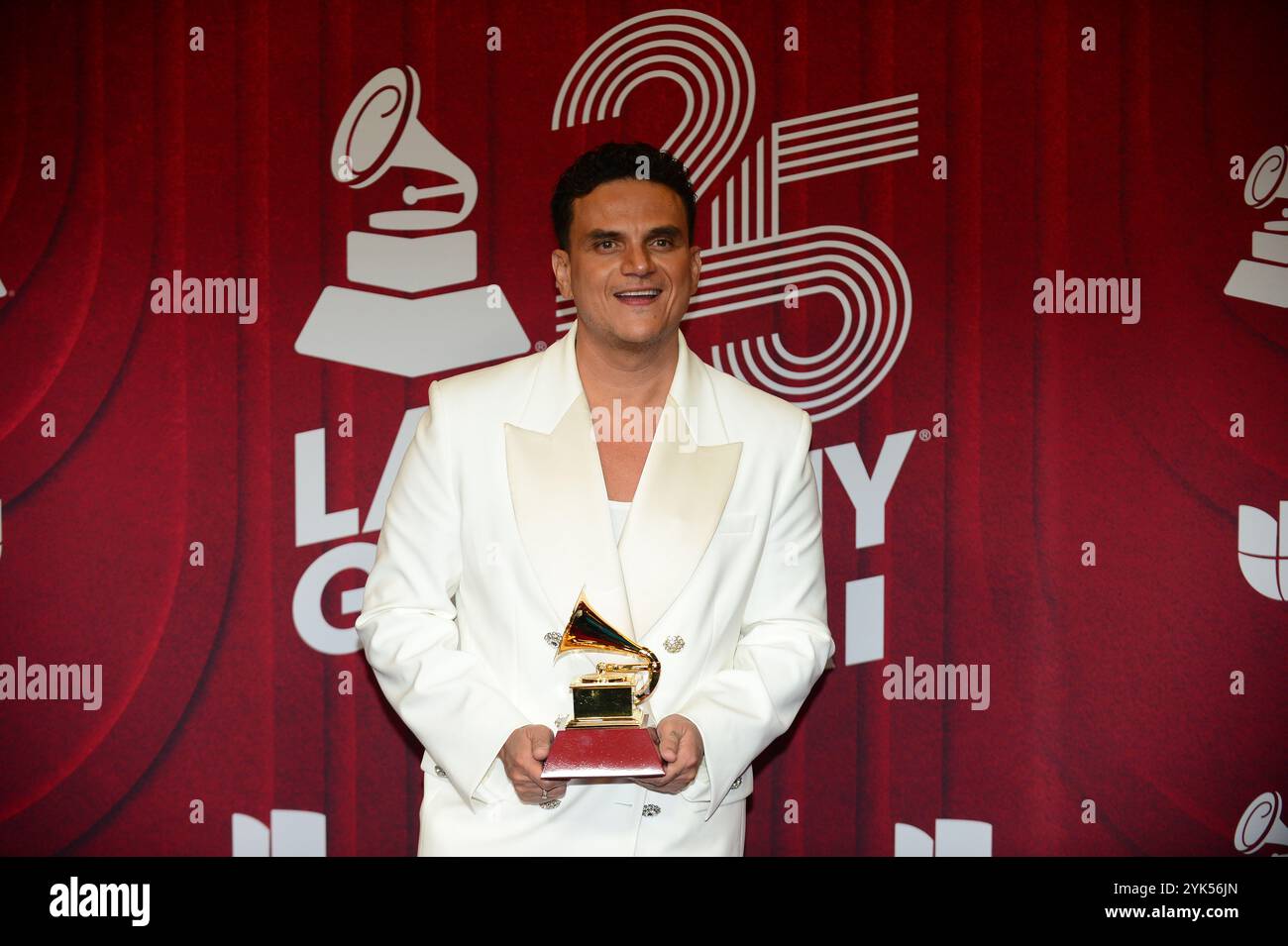 MIAMI, FLORIDA - 14. NOVEMBER: Silvestre Dangond, Gewinner des Best Cumbia/Vallenato Album Award für Ta Malo, posiert im Presseraum während der 25. Latin GRAMMY Awards im Kaseya Center am 14. November 2024 in Miami, Florida. Quelle: MPI10 / MediaPunch Stockfoto